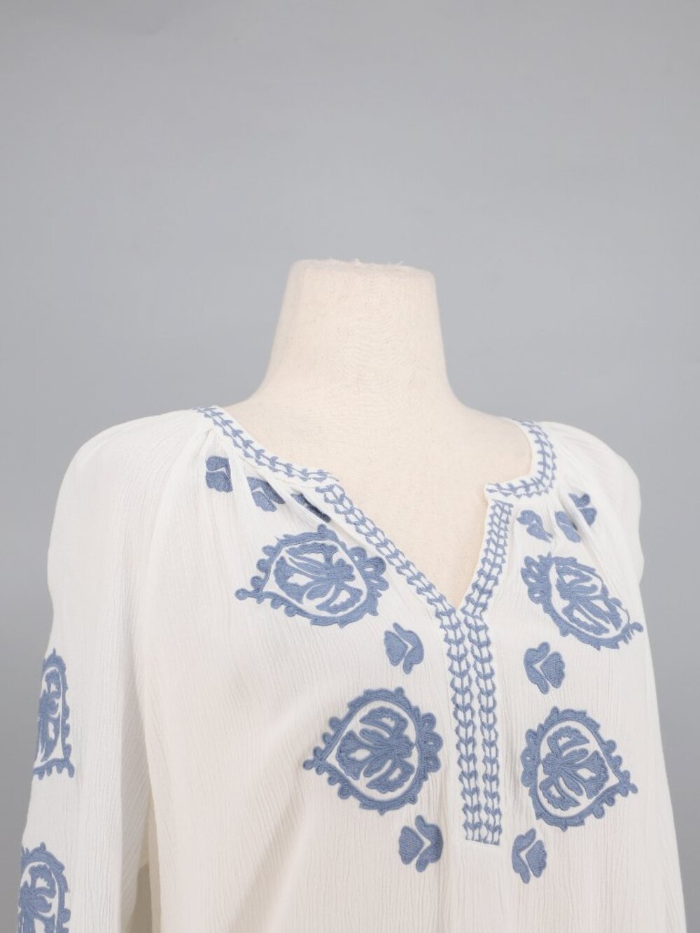 CHICO'S Embroidered Splitneck Shirt in White Size 2/L - Picture 4 of 7